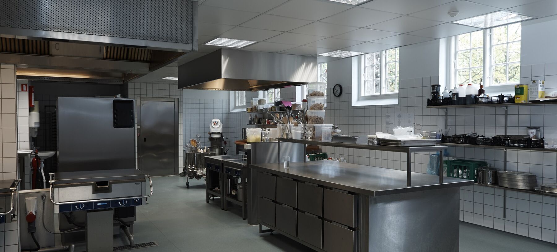 Storkøkken med kombiovne og arbejdsborde i rustfrit stål